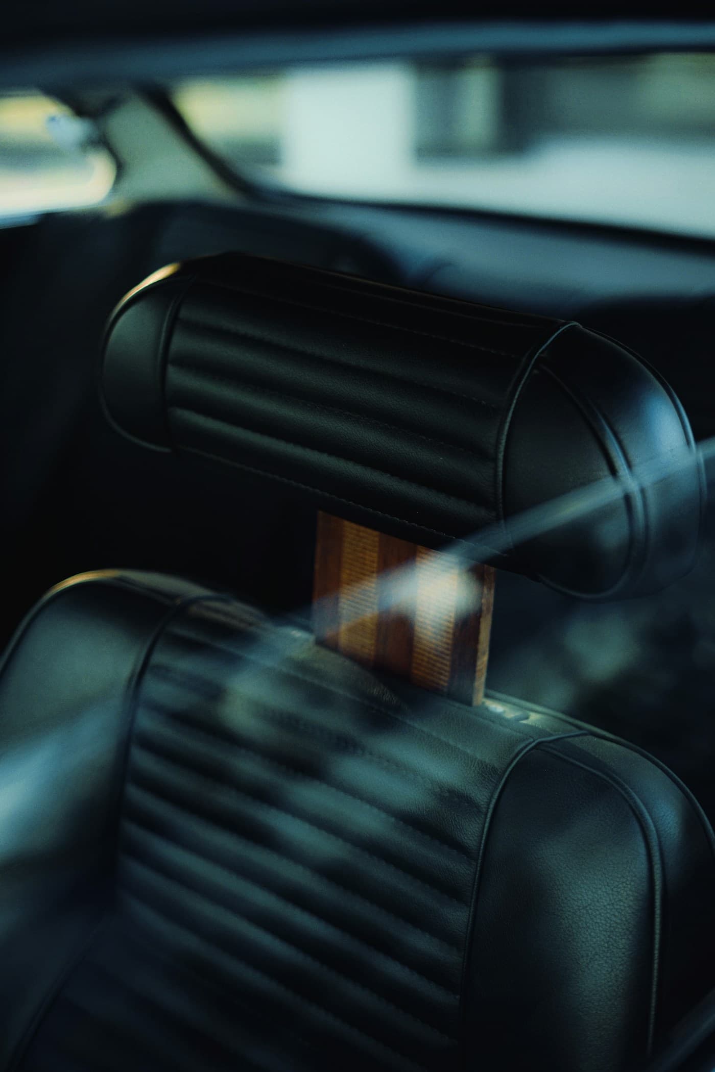 Asiento de cuero negro con costuras en el interior de un auto de lujo