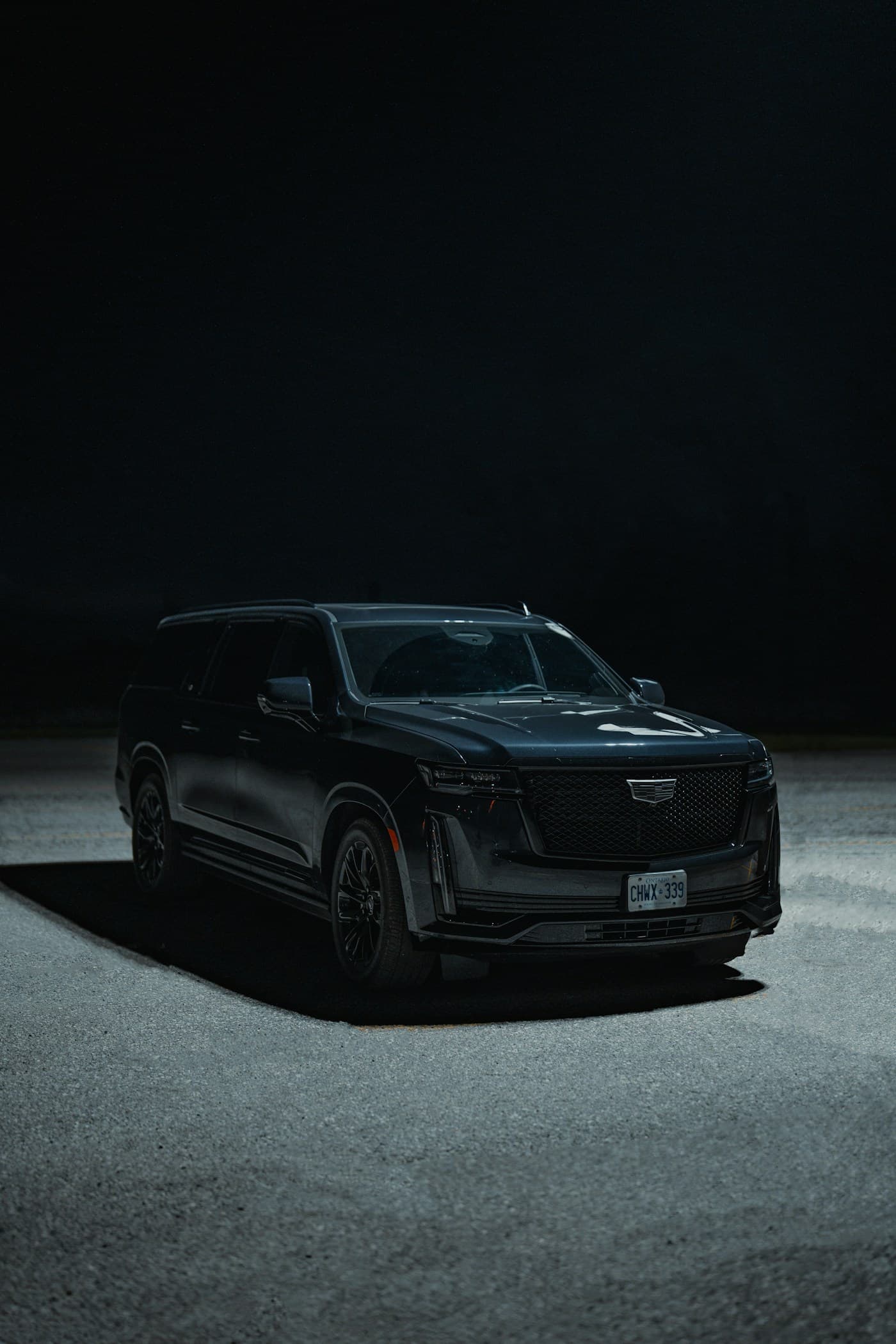 Camioneta blindada negra en un estudio oscuro